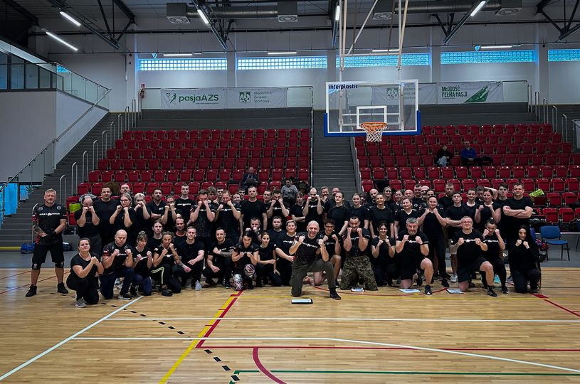 Może być zdjęciem przedstawiającym 1 osoba, gra w koszykówkę i gra w siatkówkę