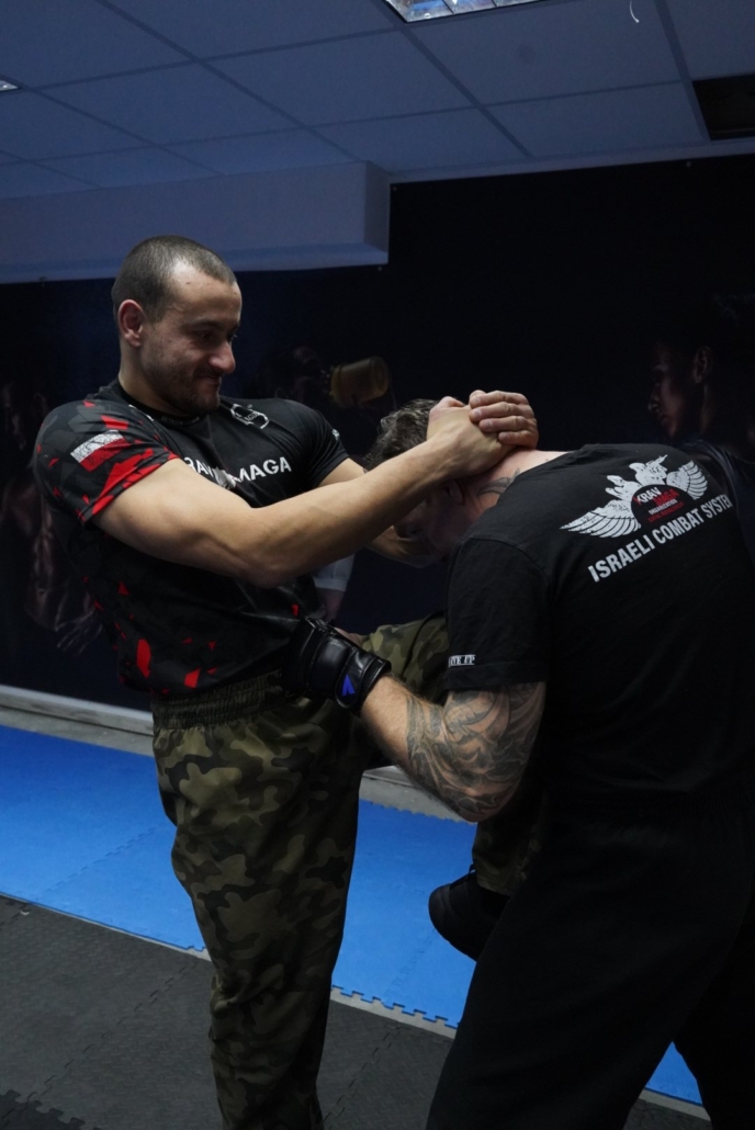 Instruktor Krav Maga podczas ćwiczenia technik w klinczu